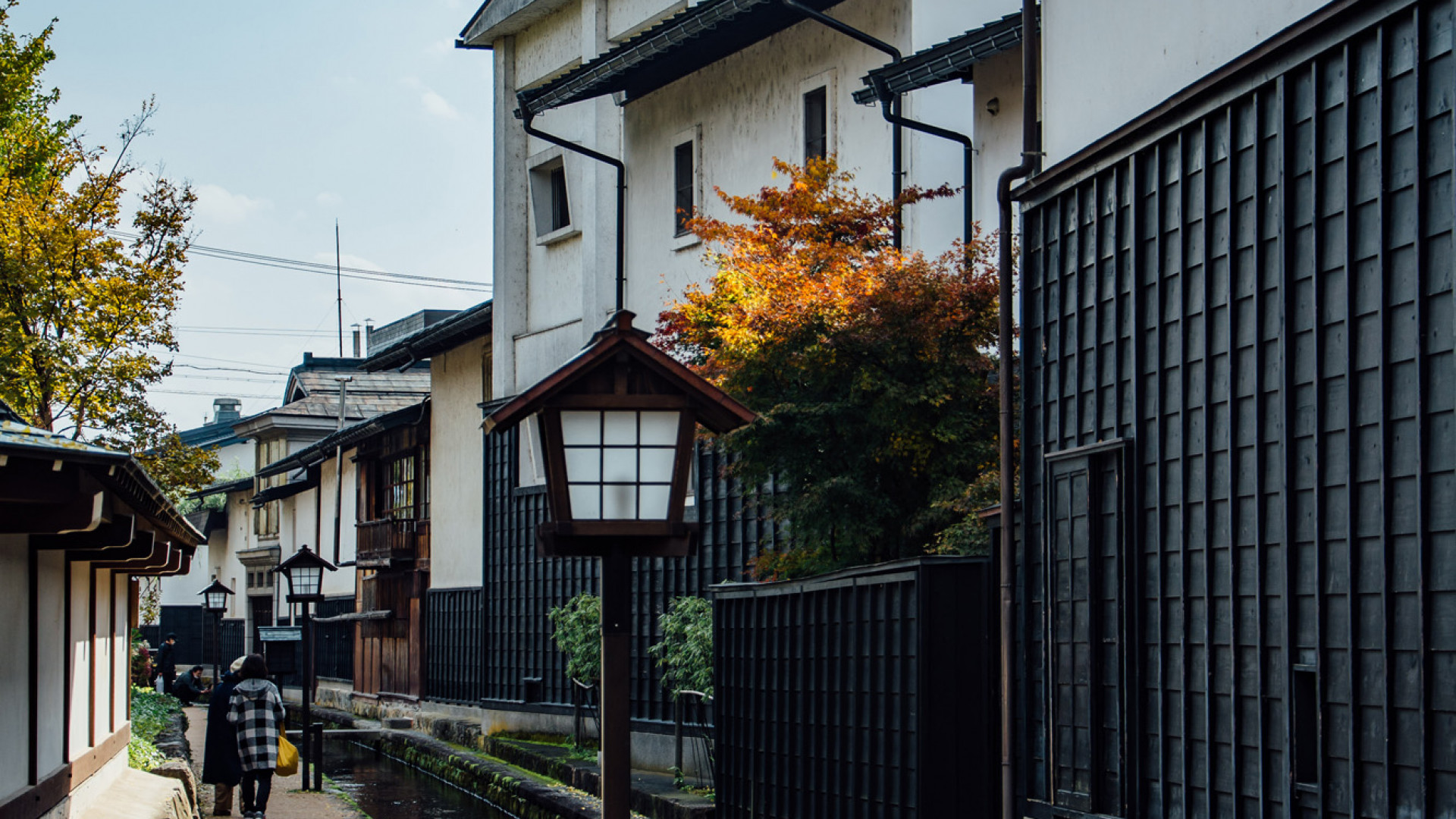 Living History in Hida's  Shirakabe Dozogai Street