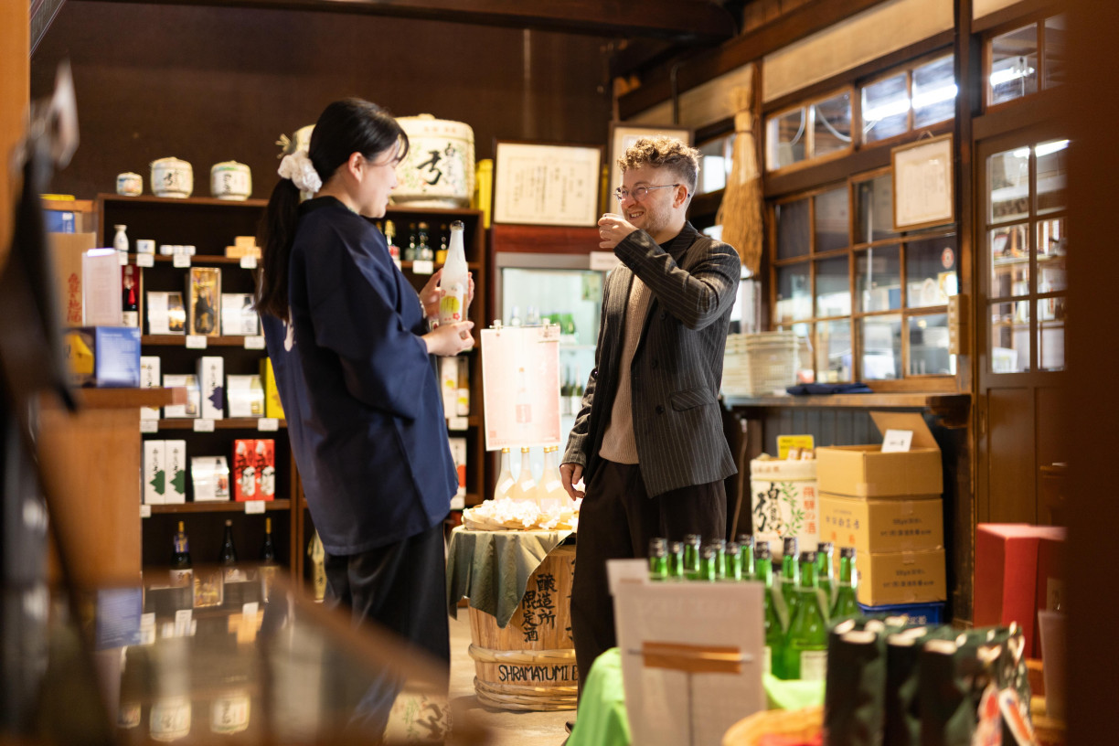 Sampling sake with staff (Fabien Recoquille)