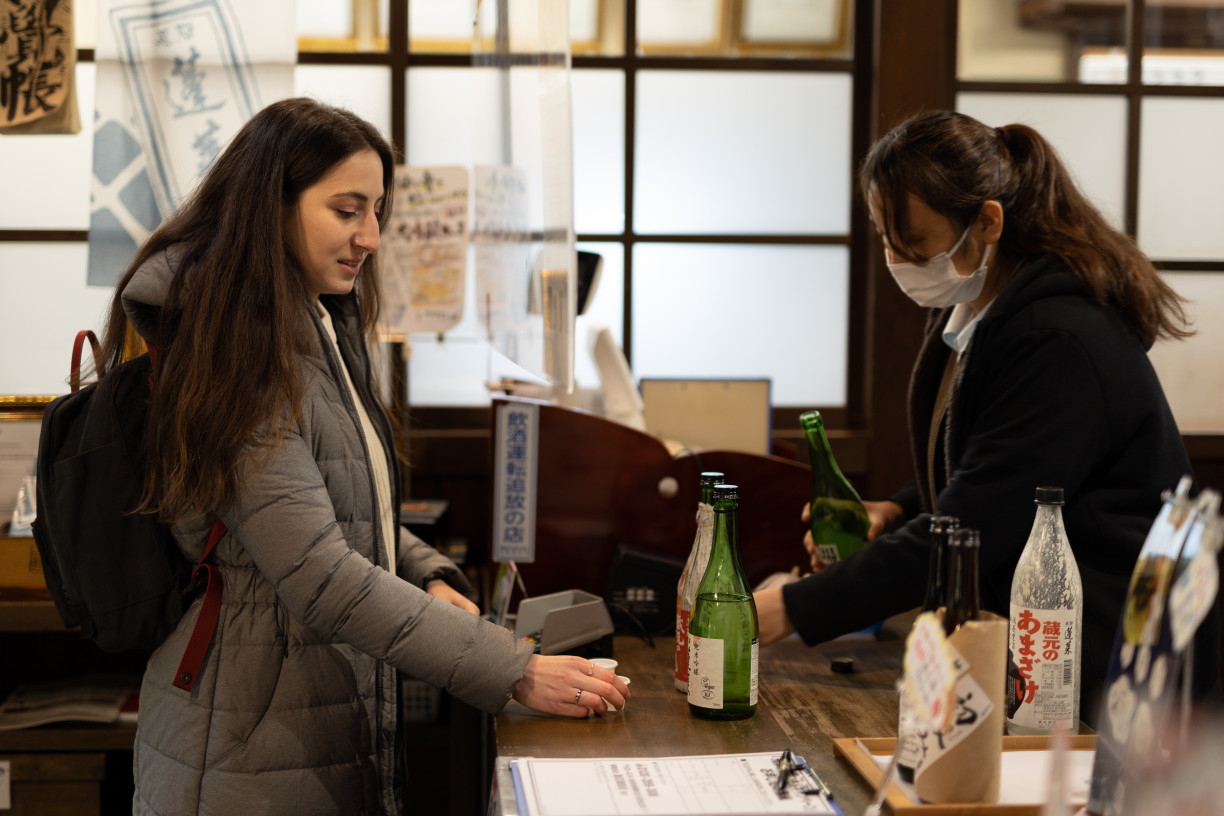 Enjoy sake tastings—the alcohol is sure to warm you up against the cold! (Photo: Fabien Recoquille)