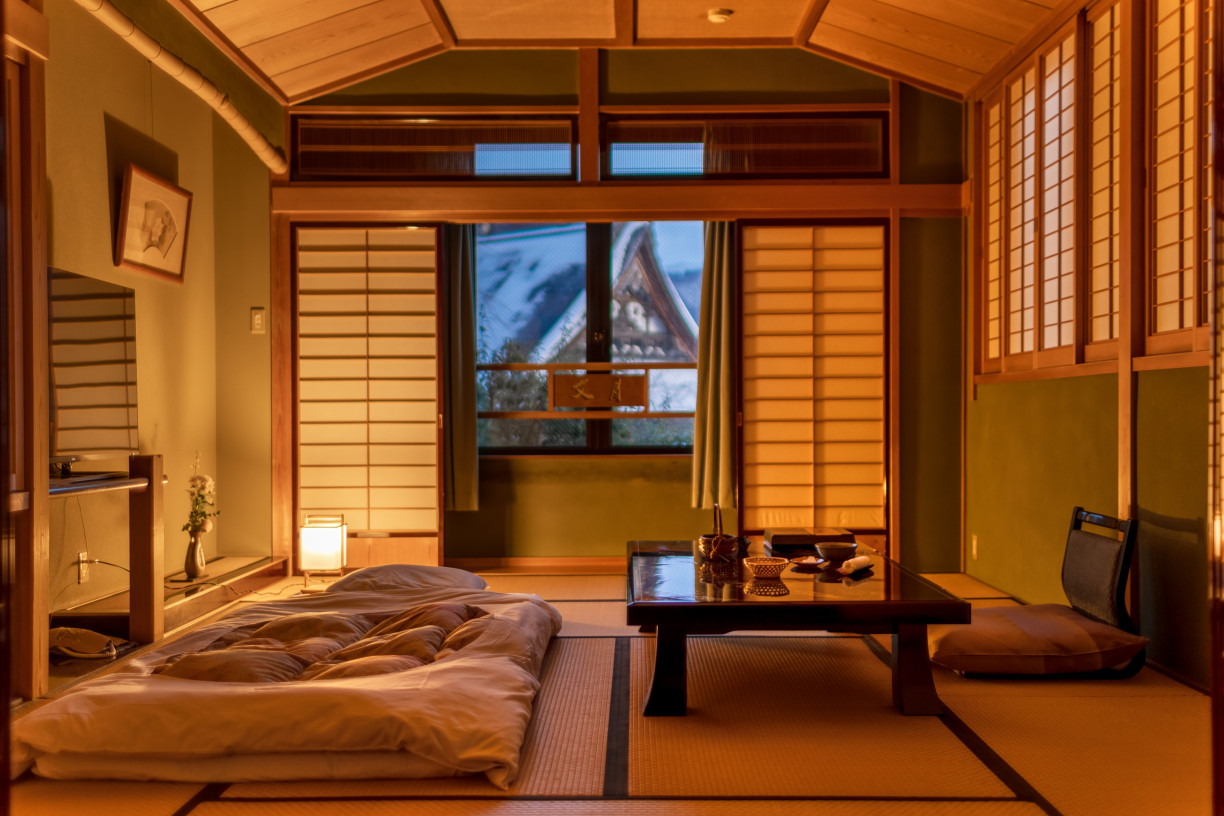 Cozy traditional vibes—spot Honkoji through the window (Photo: Fabien Recoquille)
