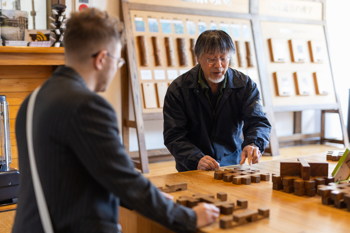 Learning about Hida craftsmanship (Fabien Recoquille)