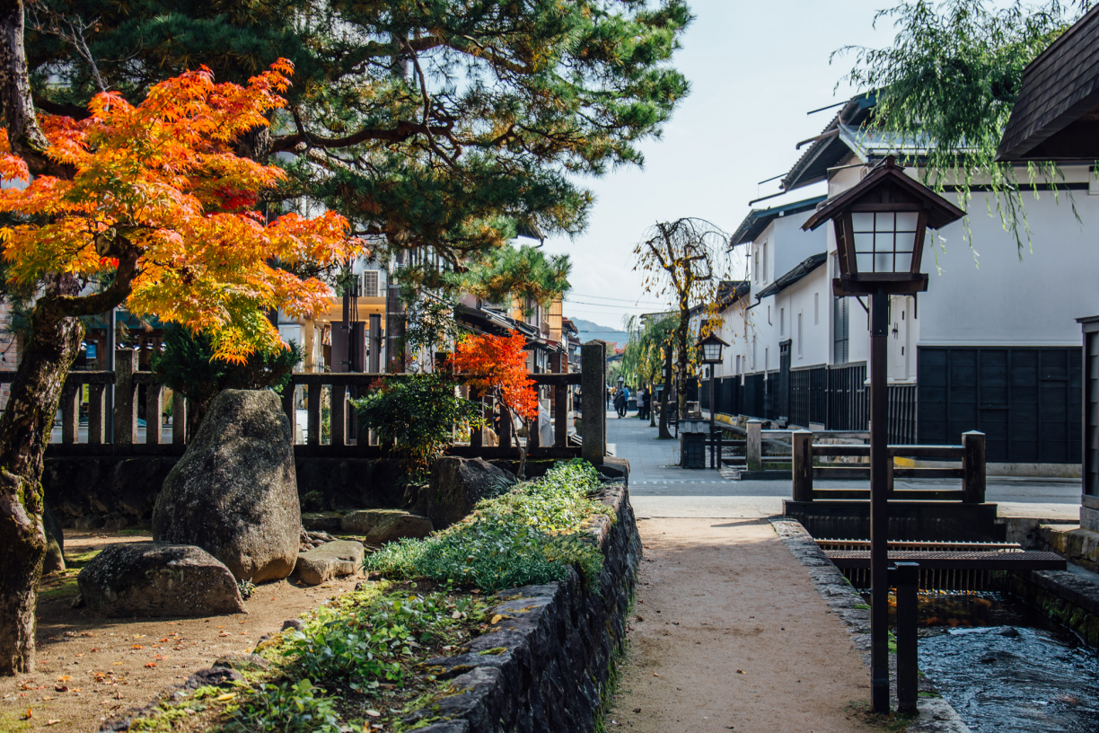 Take a walk in the past at Shirakabe Dozogai Street
