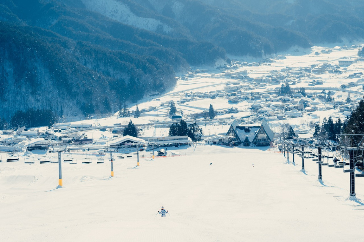 冬季，有一種旅行叫「滑雪＋泡溫泉」