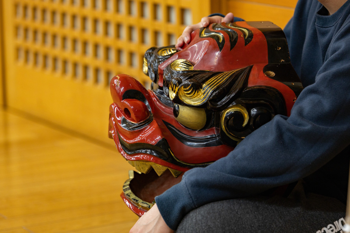 A close-up shot of a shishimai lion mask (Fabien Recoquille)