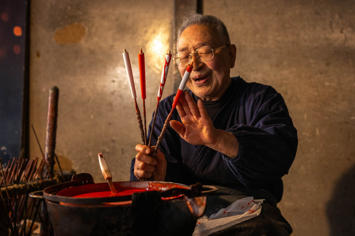 Mishima showing off the four types of candles (Fabien Recoquille)
