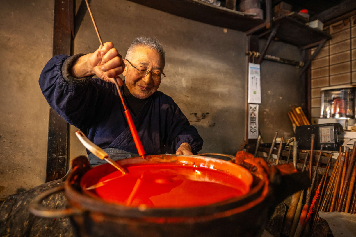 Mishima, the candle master at work (Fabien Recoquille)