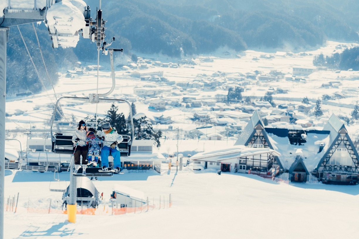 冬季，有一種旅行叫「滑雪＋泡溫泉」
