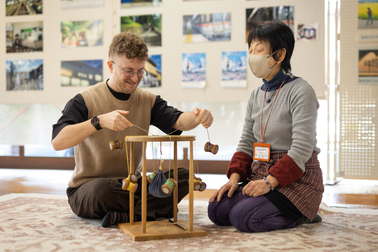 Kumihimo bracelet braiding at Sakura Gift Shop (Fabien Recoquille)