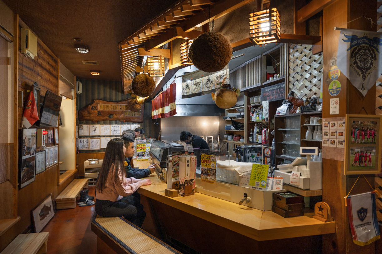 Unwind in the izakaya’s relaxed atmosphere (Photo: Fabien Recoquille)