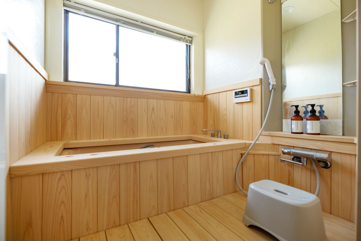 Hinoki bath (Fabien Recoquille)