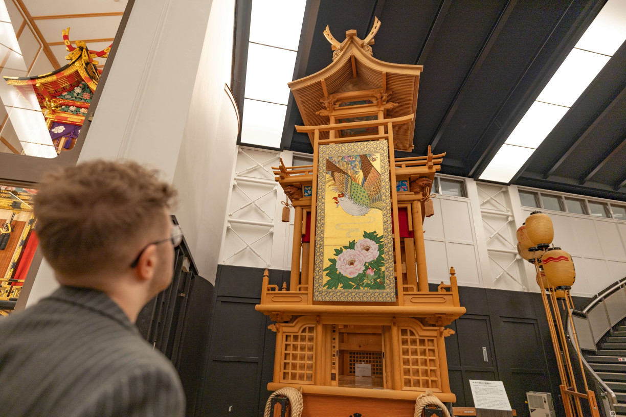 Looking up at the Furukawa Festival float (Fabien Recoquille)
