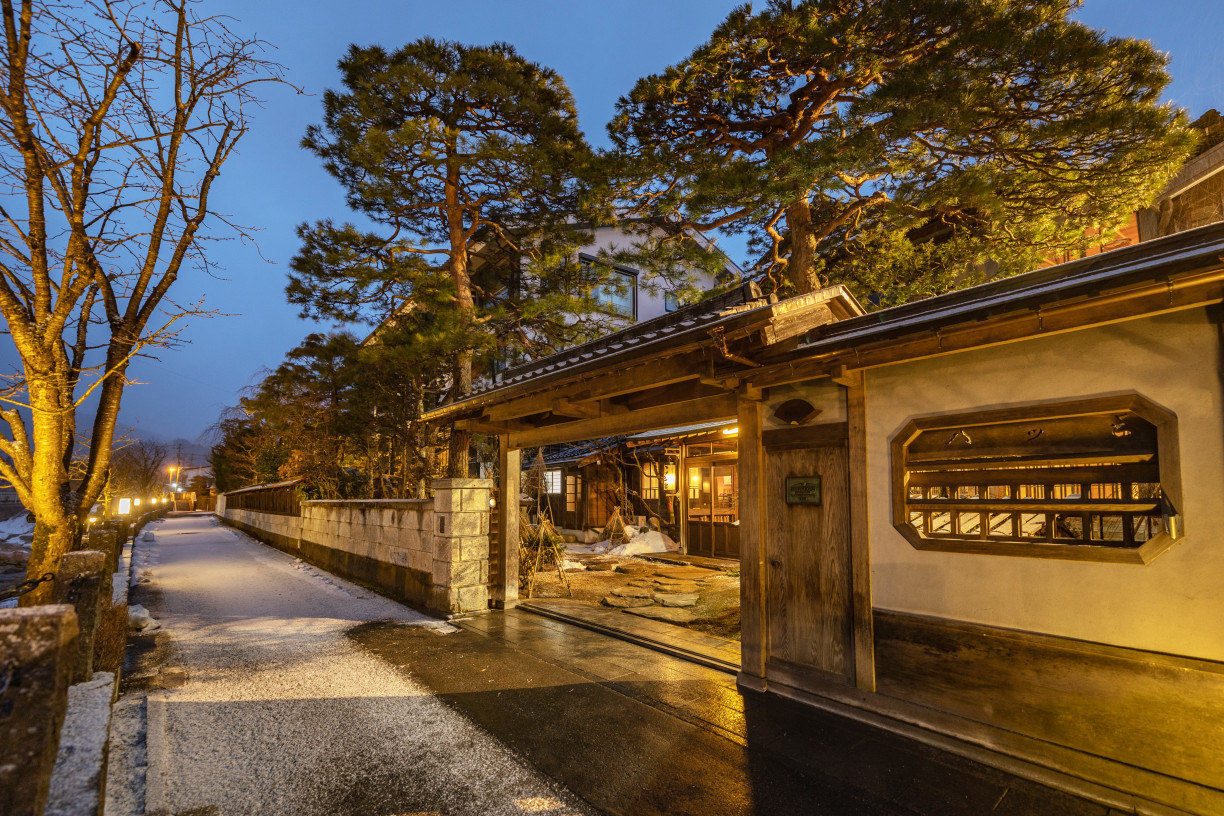 Fresh snow at the ryokan’s entryway (Photo: Fabien Recoquille)