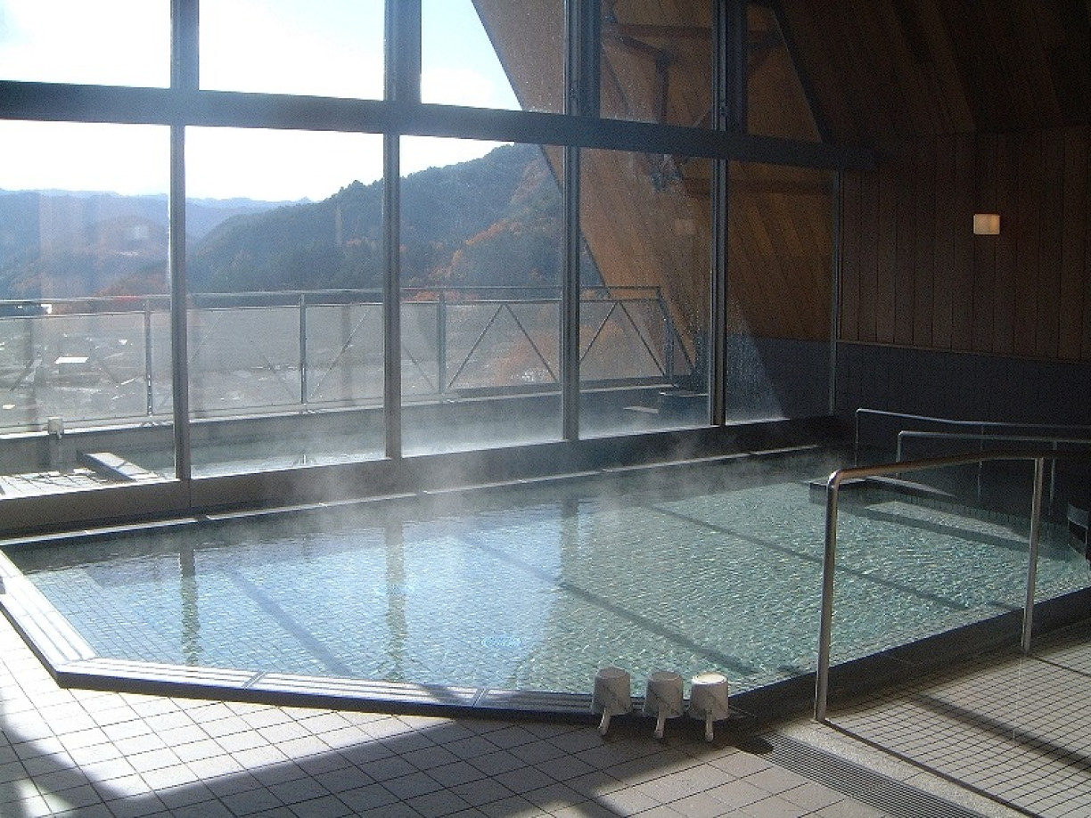 冬季，有一種旅行叫「滑雪＋泡溫泉」