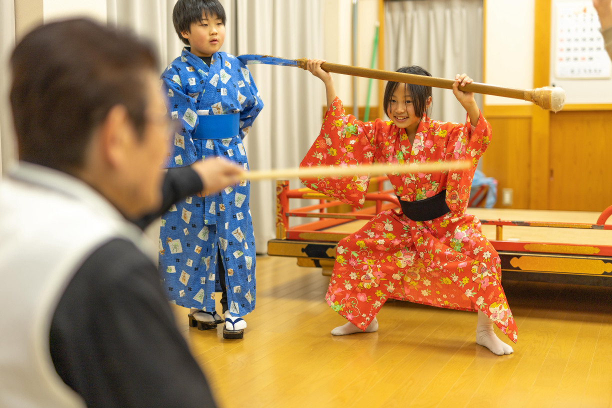 Practicing poses for the Furukawa Festival (Fabien Recoquille)