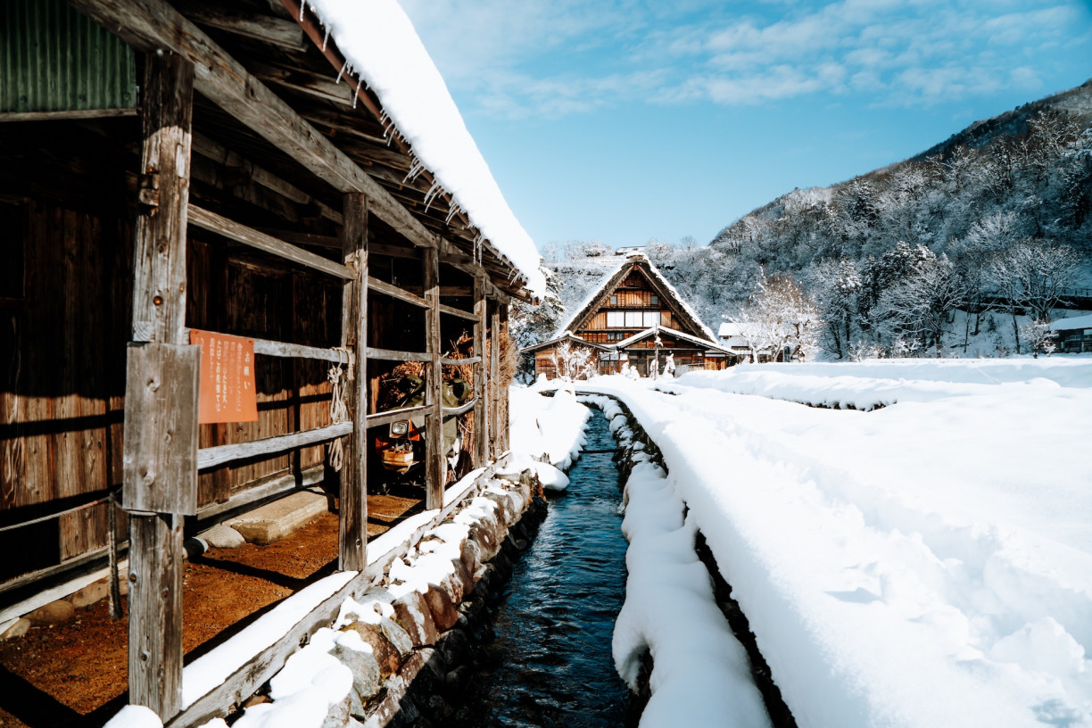 Picturesque winter scenes in Shirakawa-go
