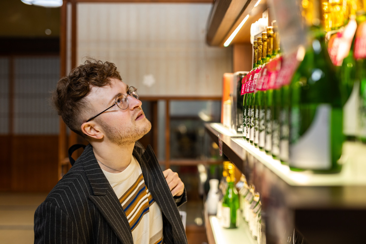 Browsing Watanabe sake options (Fabien Recoquille)