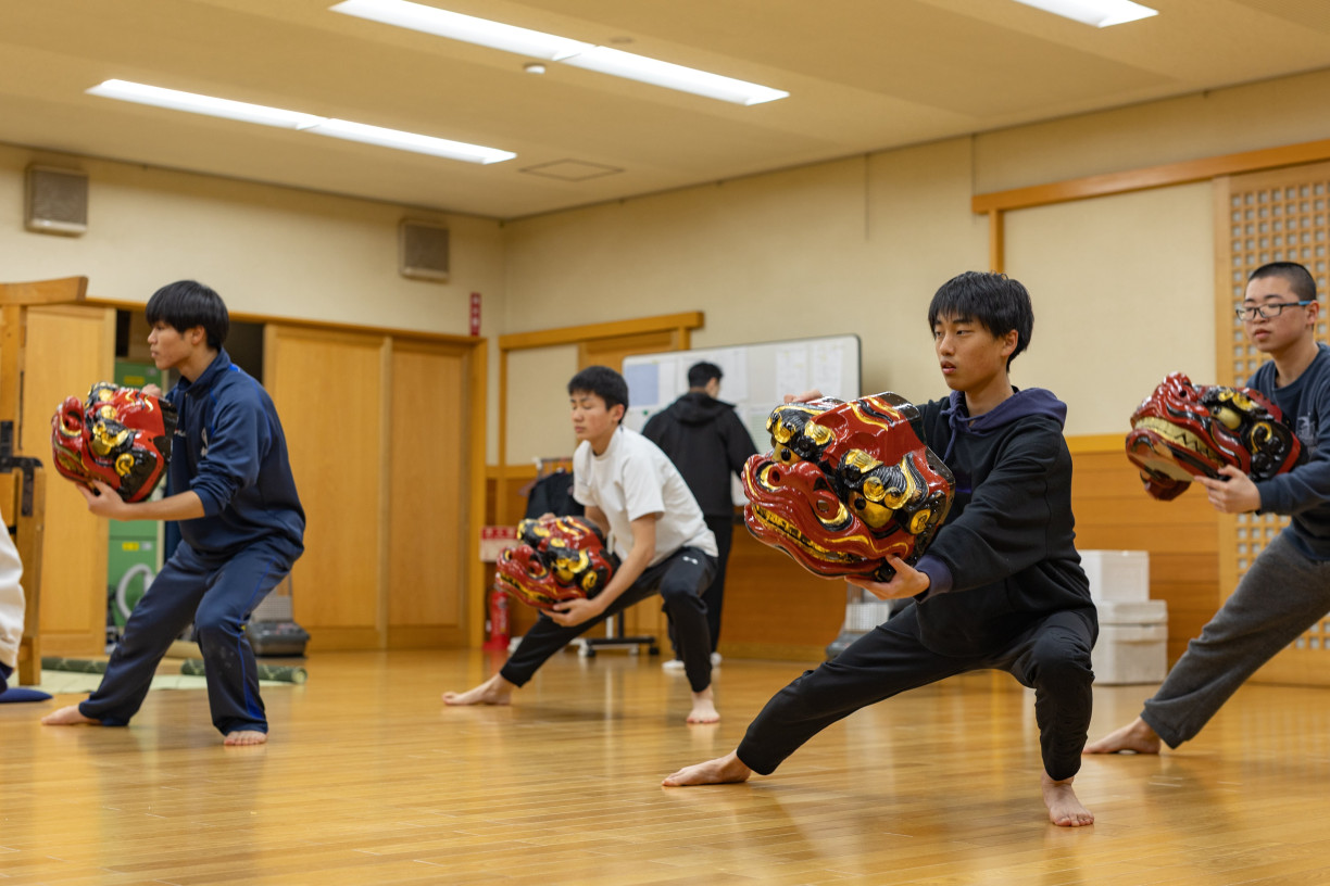 Shishimai lion dance practice for the Kaguradai Float (Fabien Recoquille)
