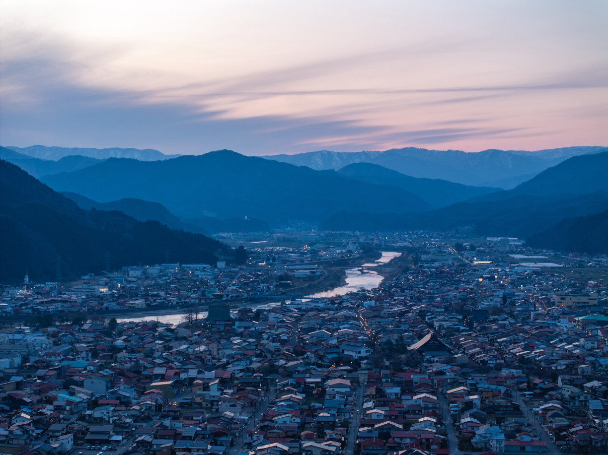 A high-up shot of Hida-Furukawa at sunset (Fabien Recoquille)