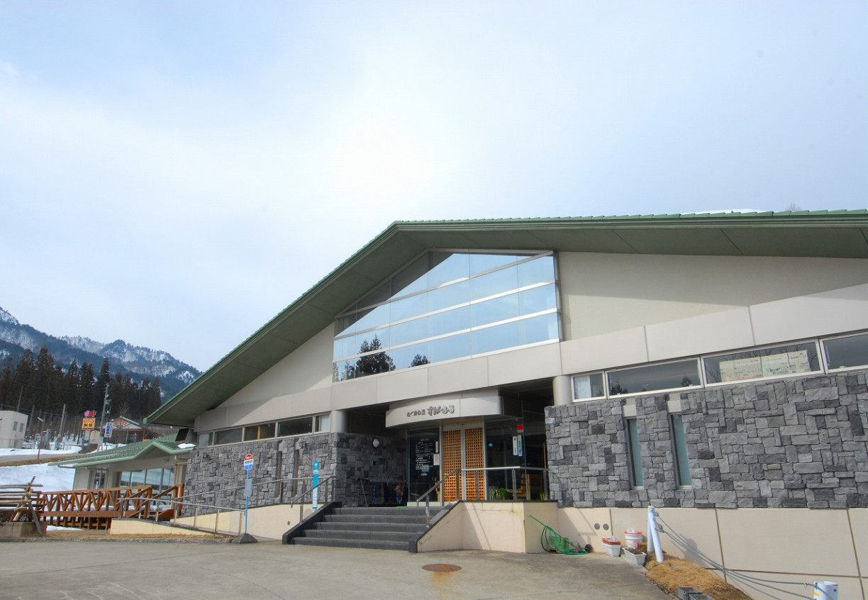 冬季，有一種旅行叫「滑雪＋泡溫泉」