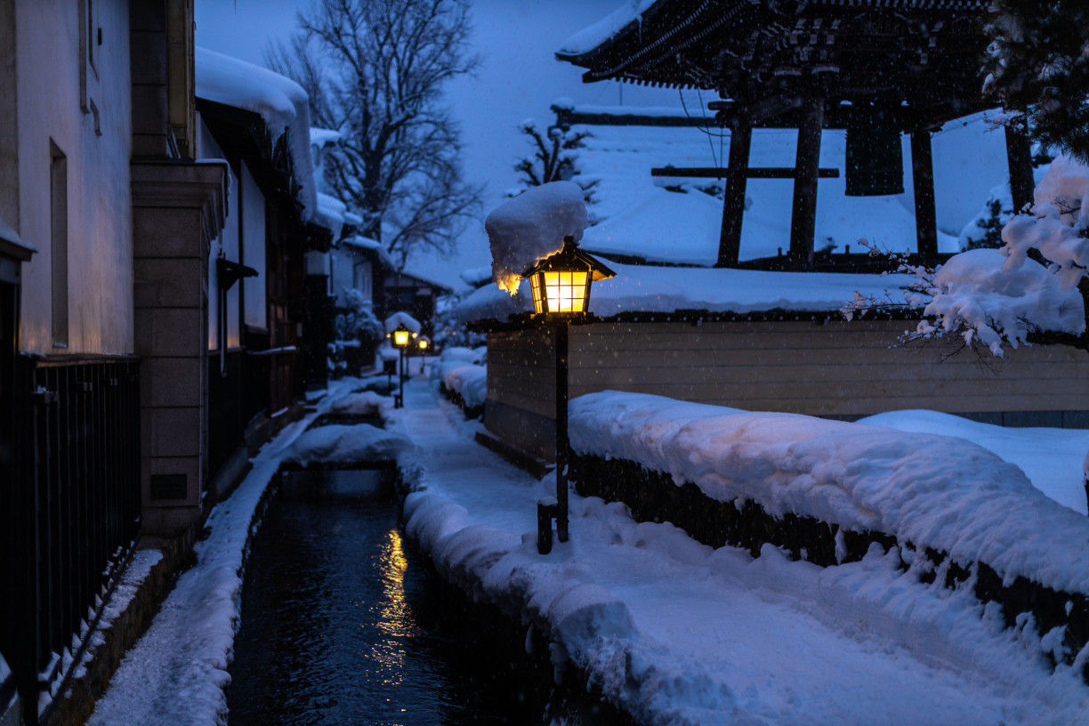 Shirakabe Dozogai Street in winter / Photo: Fabien Recoquille