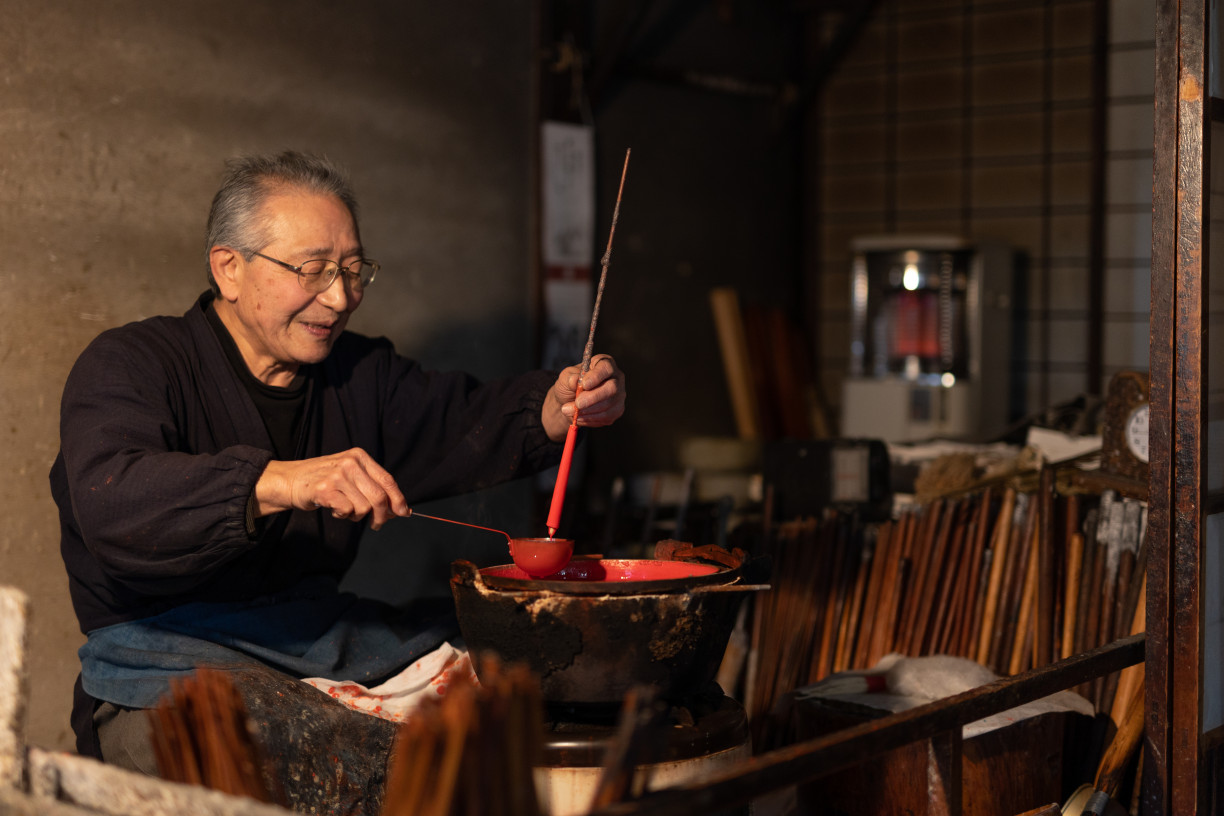Mishima-san’s seamless candle-making is hypnotic (Photo: Fabien Recoquille)
