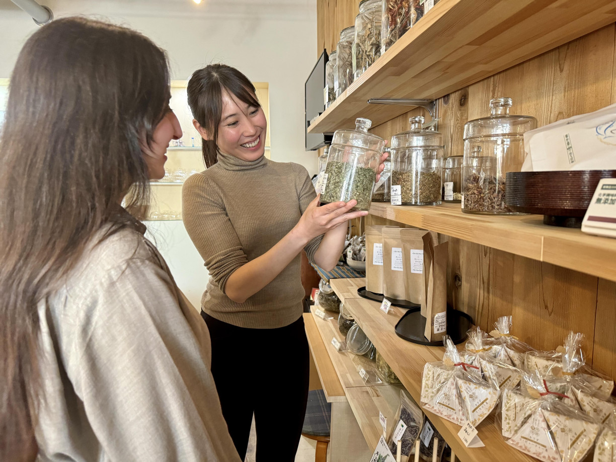 Ms. Menju introducing herbs at Hida Mori no Megumi