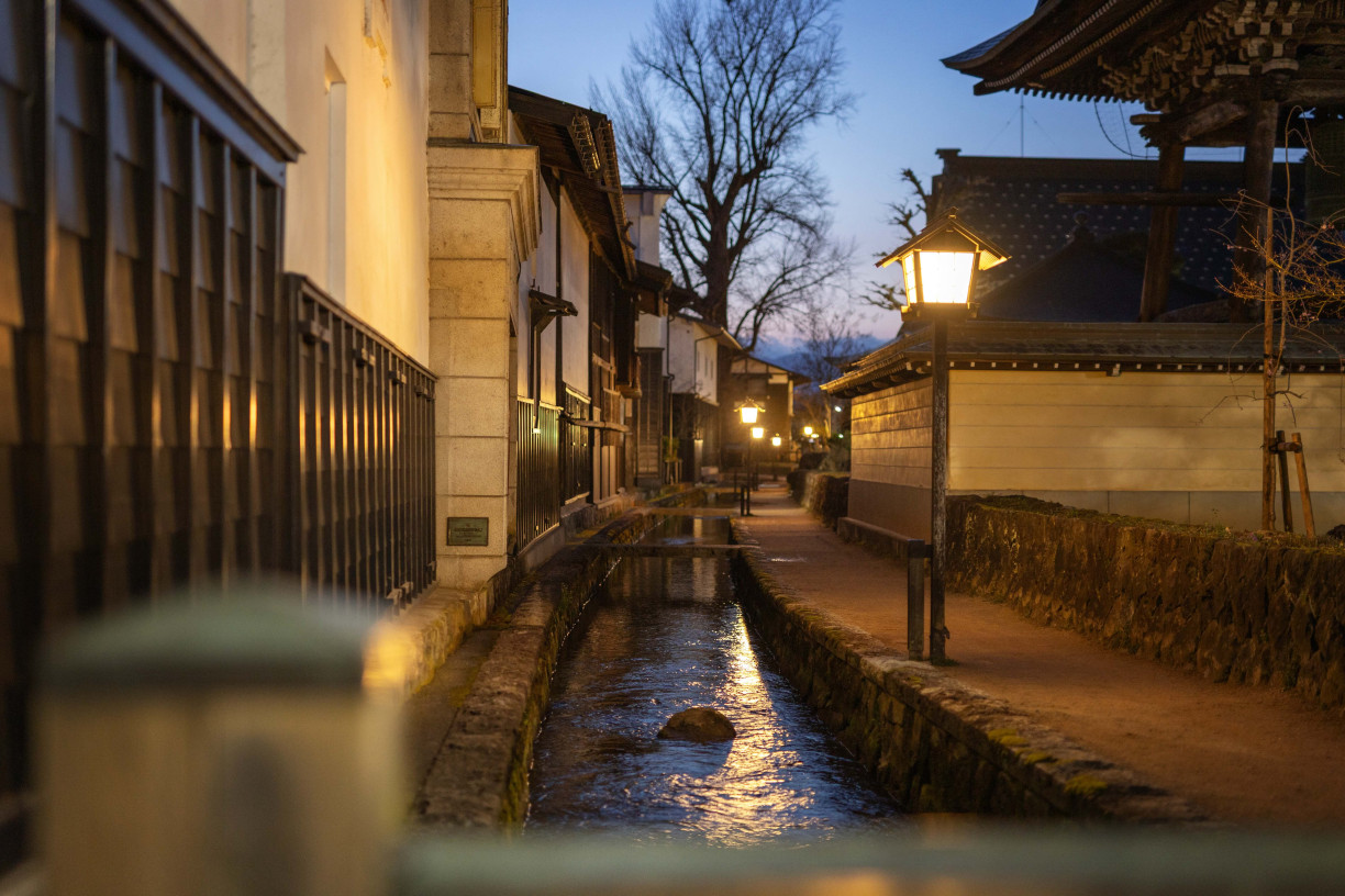 Setogawa Canal and Shirakabe Dozo District at dusk (Fabien Recoquille)