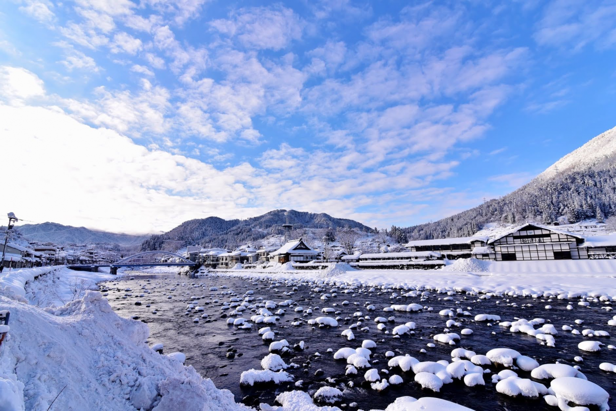 神岡高原川雪景如畫